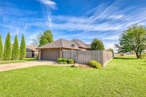 2826 W 2nd St, Elk City, OK, 73644-4329 | Card Image