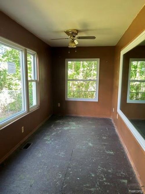 44 Fessenden St, Mount Clemens, MI, 48043-5933 | Card Image