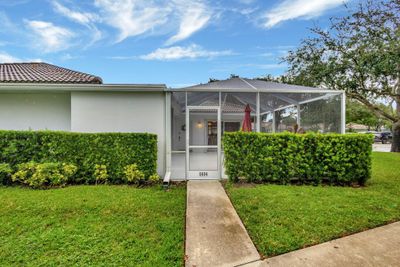 5604 Red Oak Court, Townhouse with 2 bedrooms, 2 bathrooms and null parking in Palm Beach Gardens FL | Image 3