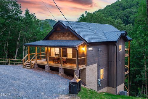 2724 Pine Crest Ln, Sevierville, TN, 37862-7938 | Card Image