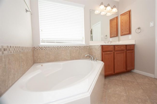 2211 Pearl Bay Ct, House other with 3 bedrooms, 2 bathrooms and 3 parking in Pearland TX | Image 15