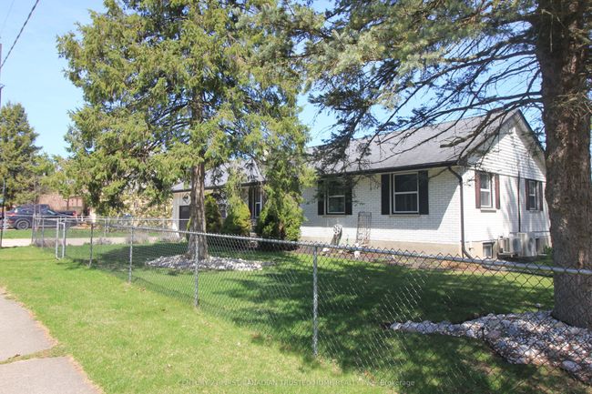 2294 Gore St, House other with 4 bedrooms, 2 bathrooms and 4 parking in Mount Brydges ON | Image 4