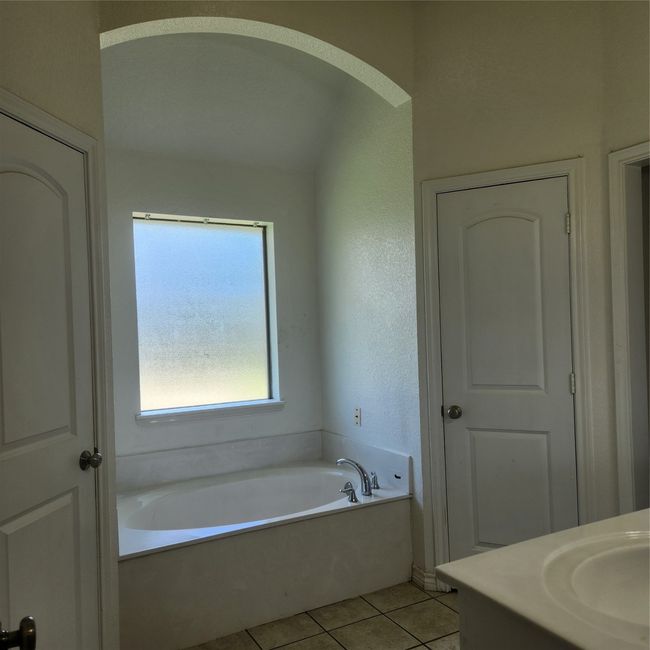Large soaker tub | Image 13