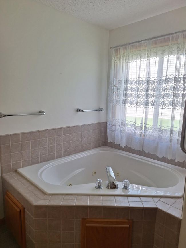 Primary Bathroom | Image 10