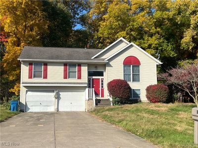 Bi-level home with a garage | Image 1