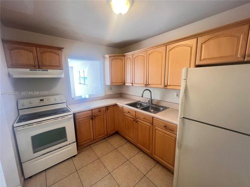 apt-203-12290 Ne 11th Ct, North Miami, FL, 33161-5802 | Card Image