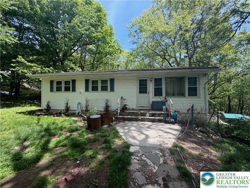 8 Laurel Ln, Mount Pocono, PA, 18344-1505 | Card Image