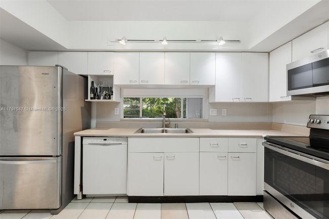 7920 Sw 132 Nd St, House other with 3 bedrooms, 2 bathrooms and null parking in Pinecrest FL | Image 7