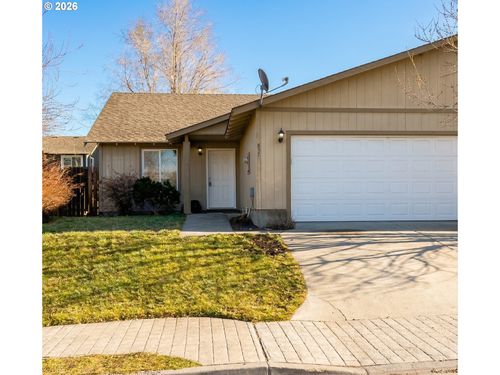 857 Se Maliah Ave, Madras, OR, 97741-2204 | Card Image