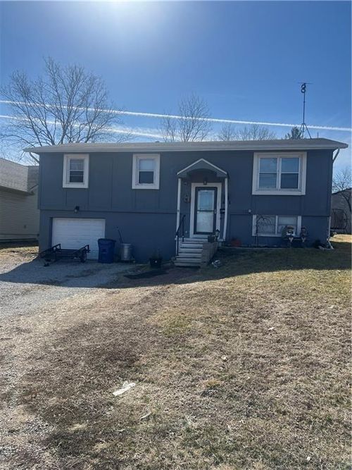 421 W 8th St, Cameron, MO, 64429-2516 | Card Image