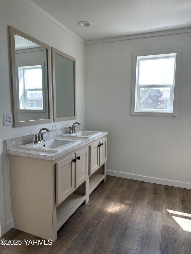 Master bedroom bath | Image 9