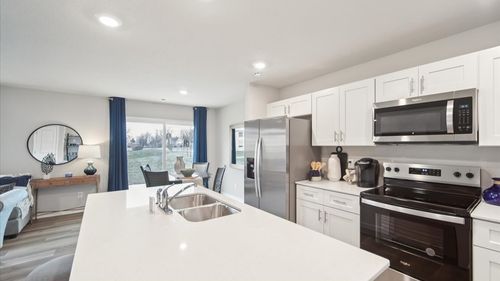 9435 Lovegrass Dr Sw, Cedar Rapids, IA, 52404-9203 | Card Image