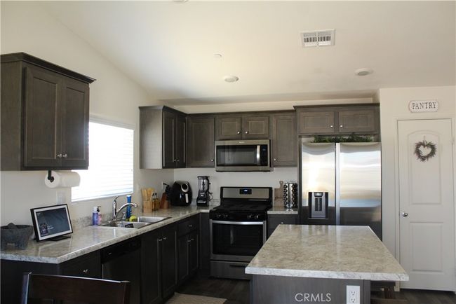 10338 Saddleback Dr, House other with 3 bedrooms, 2 bathrooms and 2 parking in Adelanto CA | Image 7
