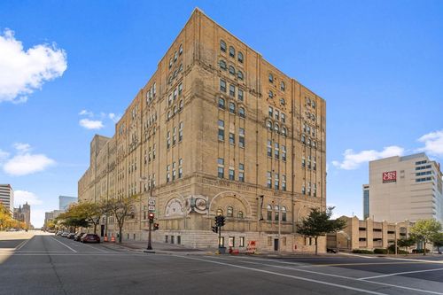 1044-270 E Highland Avenue, MILWAUKEE, WI, 53202 | Card Image