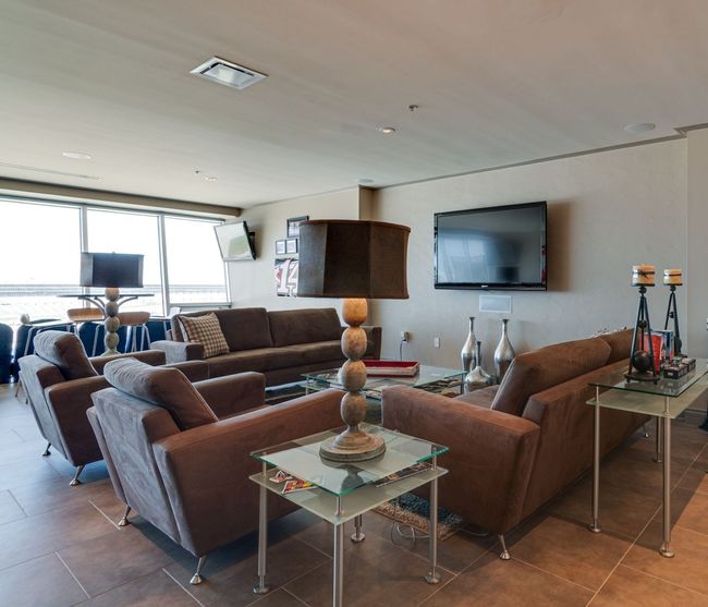 Large living space is great for entertaining. | Image 16