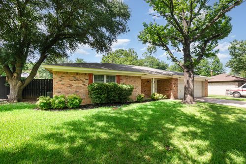 8613 Crestview Dr, North Richland Hills, TX, 76182-6110 | Card Image