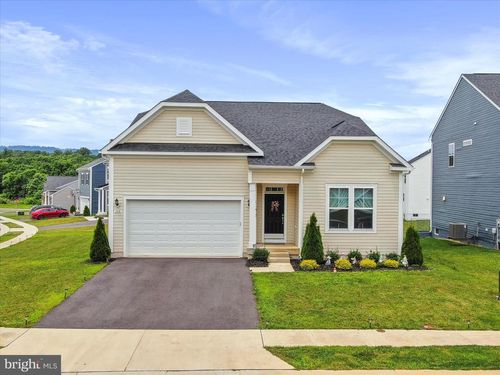 208 Hillsdale Pl, MARTINSBURG, WV, 25403-1827 | Card Image