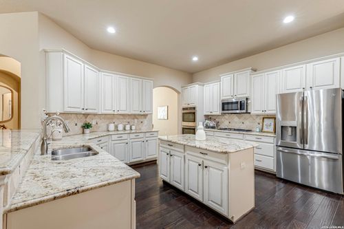 112 Hagen Dr, Boerne, TX, 78006-3264 | Card Image