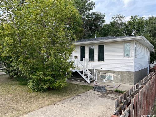1024 Hastings St, Moose Jaw, SK, S6H5R8 | Card Image