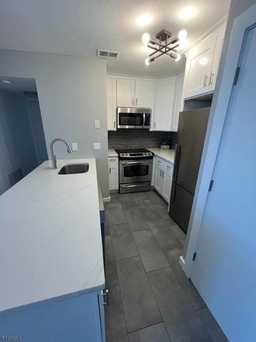 22 Tansy Ct, Bedminster, NJ, 07921-1402 | Card Image