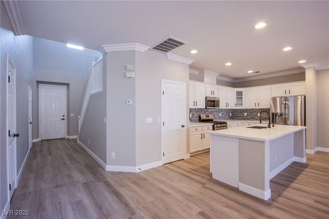 8026 Sunset Creek St, House other with 3 bedrooms, 3 bathrooms and null parking in Las Vegas NV | Image 4