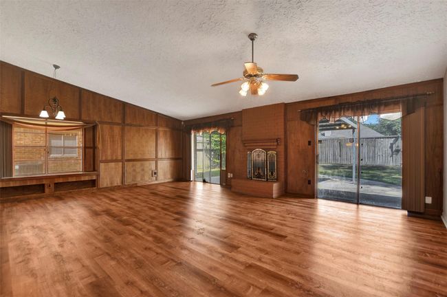 Take a look at this open canvas to add your spash of color and bring out the dimensions of the wooden wall. | Image 10