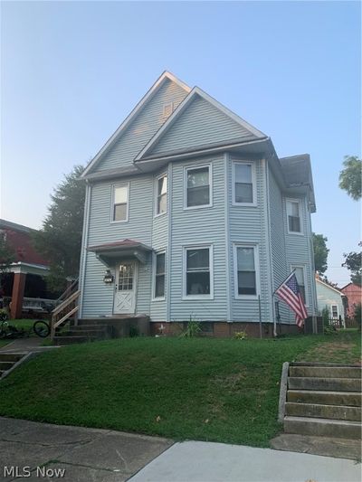 Front facade with a front lawn | Image 1