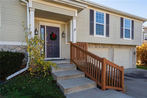 813 Glenview St, Leavenworth, KS, 66048-5165 | Card Image