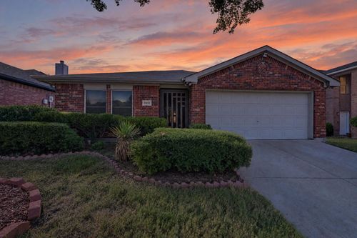 2832 Trailhouse Dr, Dallas, TX, 75237-3221 | Card Image