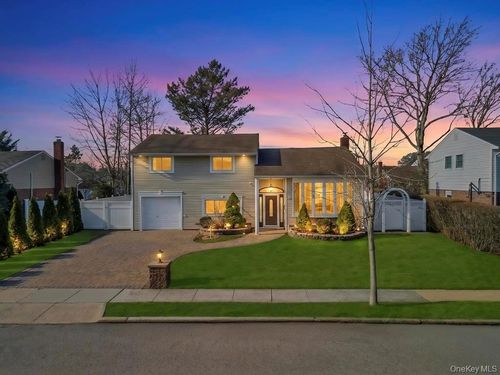 16 Phipps Ln, Plainview, NY, 11803-1926 | Card Image