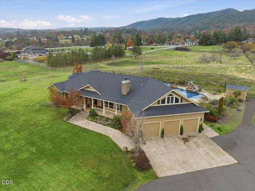 899 Old Stage Rd, Central Point, OR, 97502-1012 | Card Image
