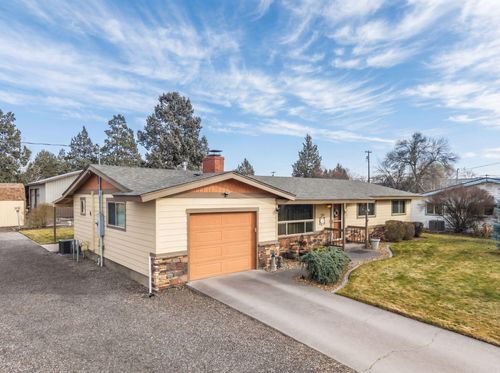 1066 Sw Canyon Dr, Redmond, OR, 97756-2521 | Card Image