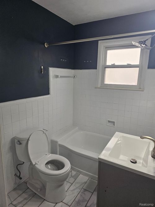 714 E 12 Mile Rd, Royal Oak, MI, 48073-4229 | Card Image