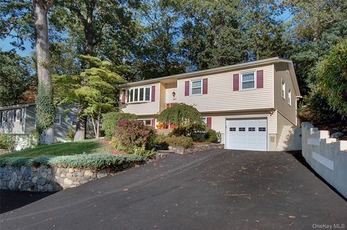 9 Prospect Pl, Suffern, NY, 10901-6113 | Card Image