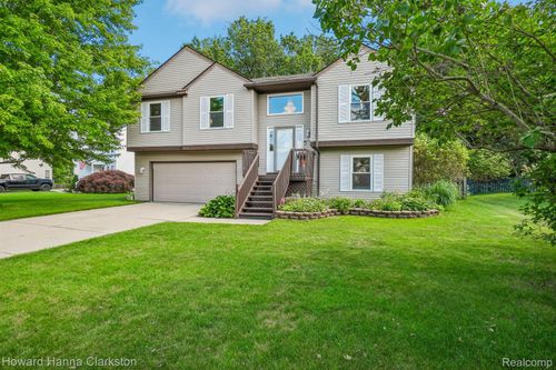 2787 Riverside Dr, Waterford, MI, 48329-3679 | Card Image
