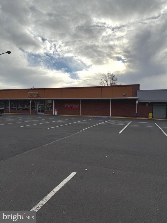 Commercial Lease in LEVITTOWN 5