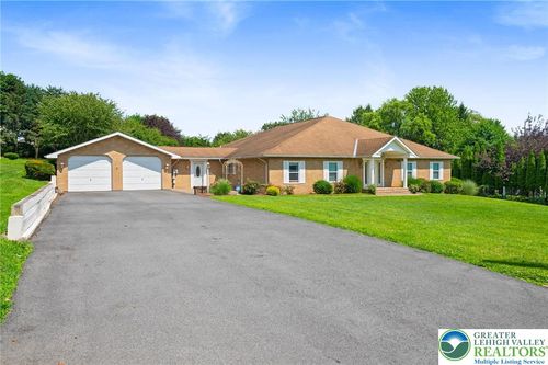 242 Schoeneck Ave, Nazareth, PA, 18064-1221 | Card Image