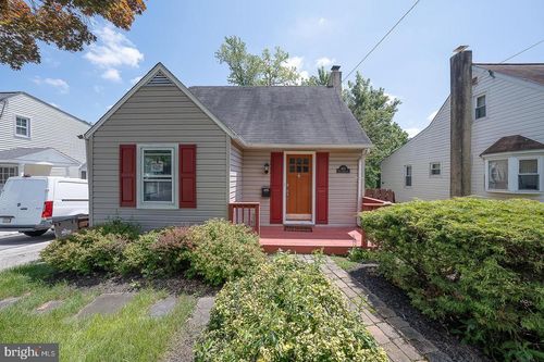 909 Old Lancaster Rd, BERWYN, PA, 19312-1221 | Card Image