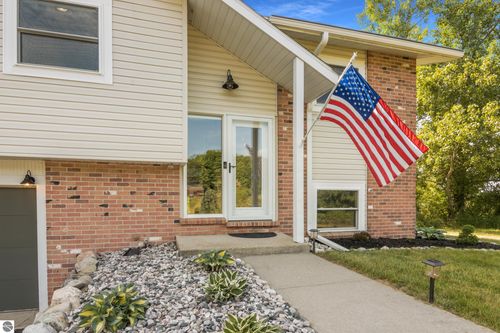 7128 S Whispering Hills Dr, Traverse City, MI, 49684-9539 | Card Image