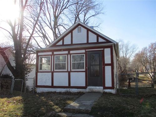 1320 S Esplanade St, Leavenworth, KS, 66048-3524 | Card Image