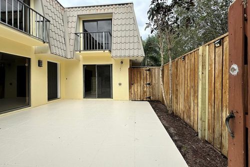 402-1700 Embassy Dr, West Palm Beach, FL, 33401-1913 | Card Image