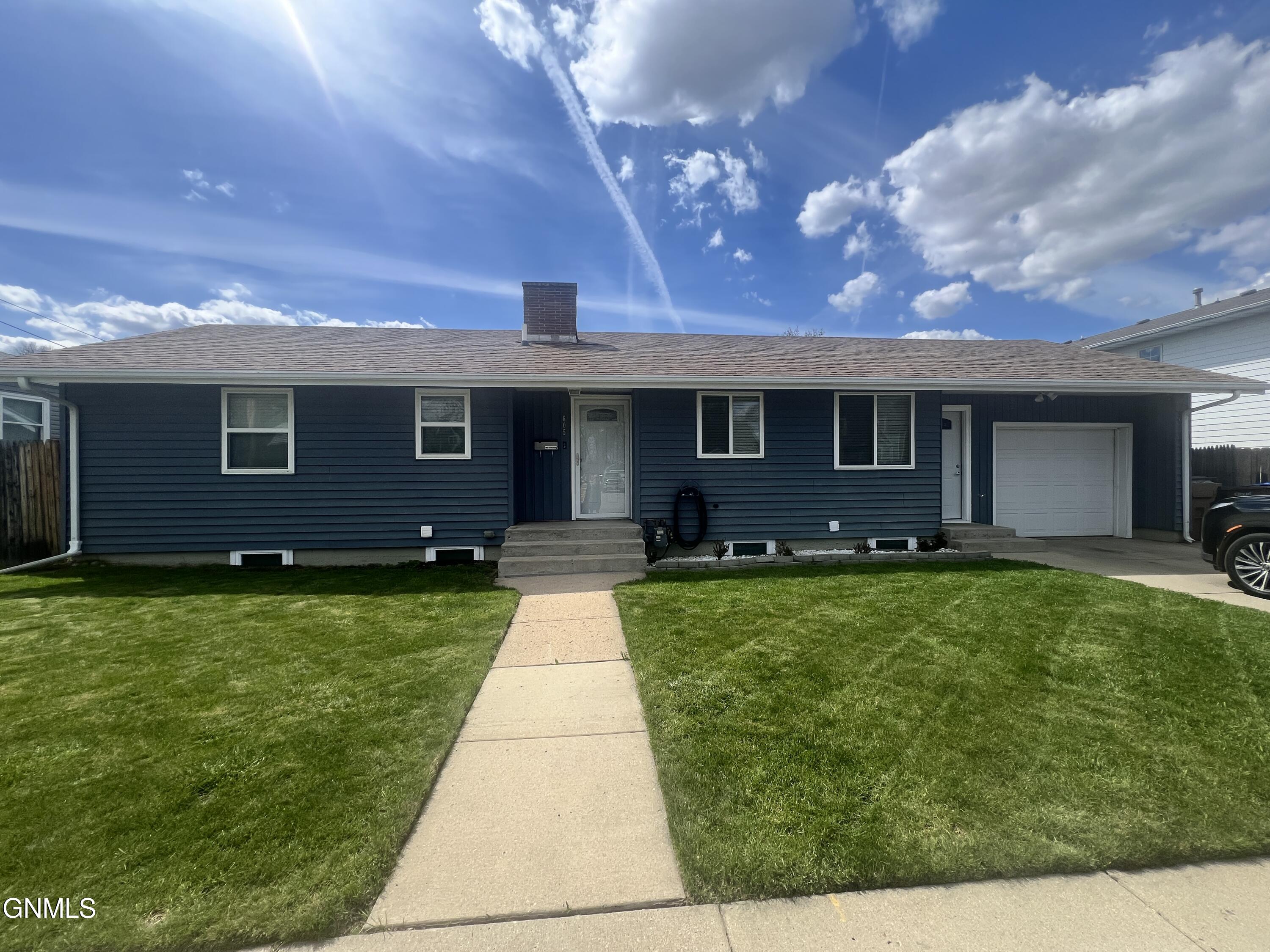 8th St, Minot, ND 58703