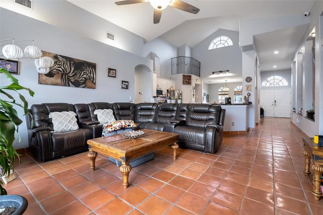 10327 Meadow Crossing Dr, House other with 4 bedrooms, 3 bathrooms and null parking in Tampa FL | Image 10