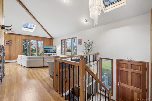 10 Harbor Rd, Hampton Bays, NY, 11946-3306 | Card Image