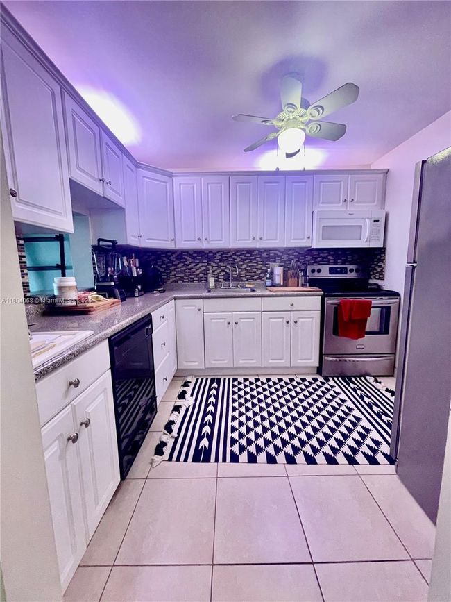 APT-410 - 2312 S Cypress Bend Dr, Condo with 2 bedrooms, 2 bathrooms and null parking in Pompano Beach FL | Image 4
