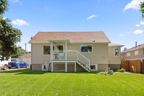 1945 15 Ave Se, Medicine Hat, AB, T1A3R7 | Card Image