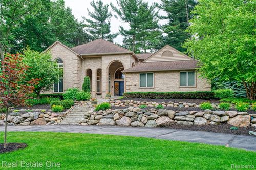 5258 Hidden Pines Dr, Brighton, MI, 48116-7730 | Card Image