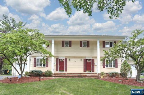 29 Millar Ct, Paramus, NJ, 07652-4311 | Card Image