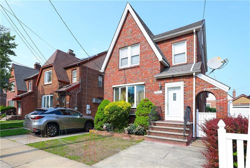 95-15 243rd St, Floral Park, NY, 11001-3910 | Card Image