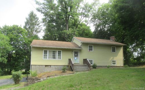 15 Barbara Ln, Pleasant Valley, NY, 12569-7941 | Card Image